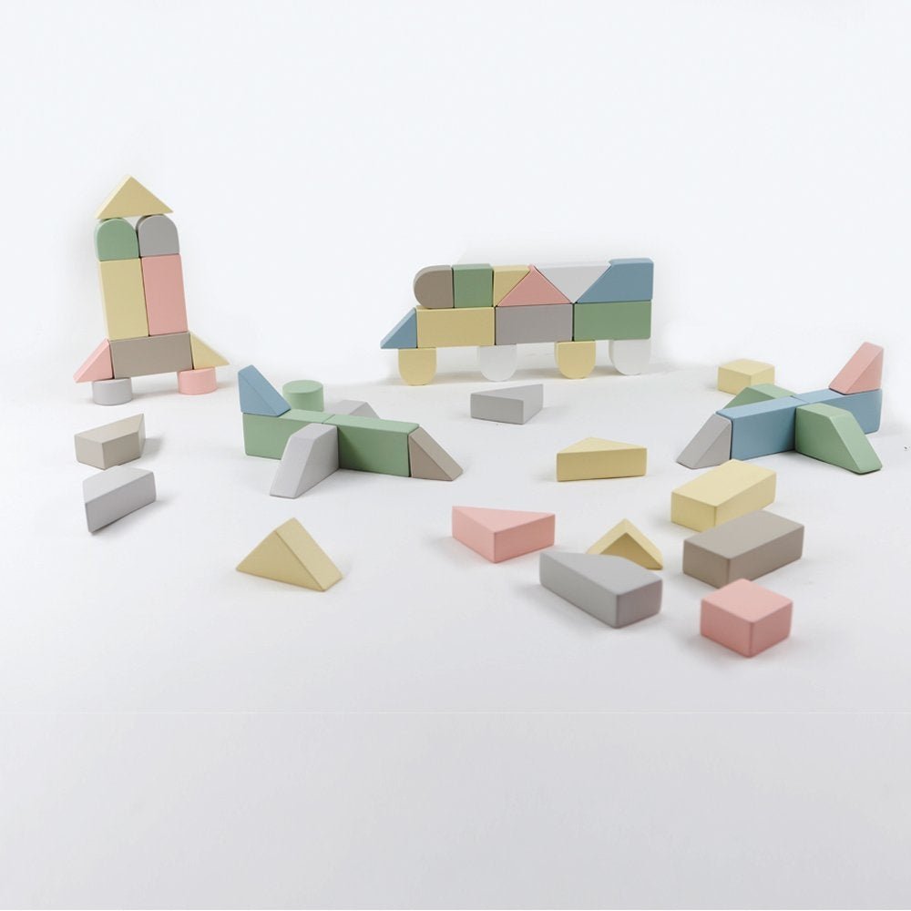 El yapımı ve dikkatlice zımparalanmış doğal ahşap bloklar.