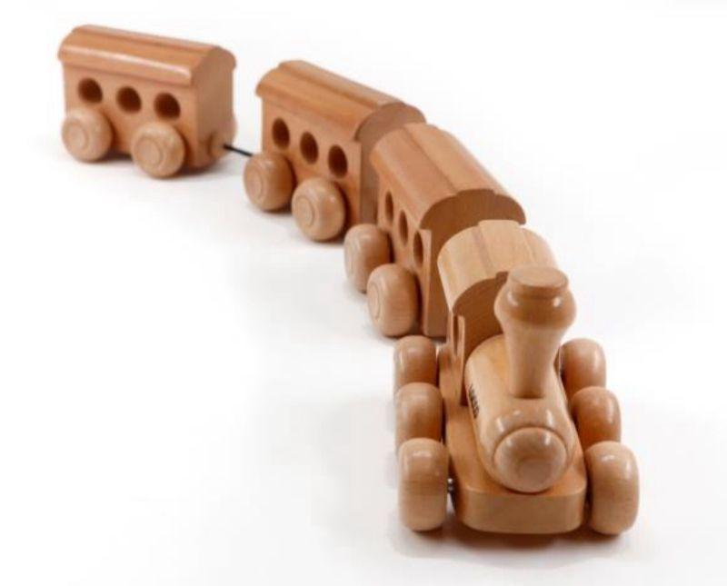 Çocuklar için özel olarak tasarlanmış ahşap yolcu treni.